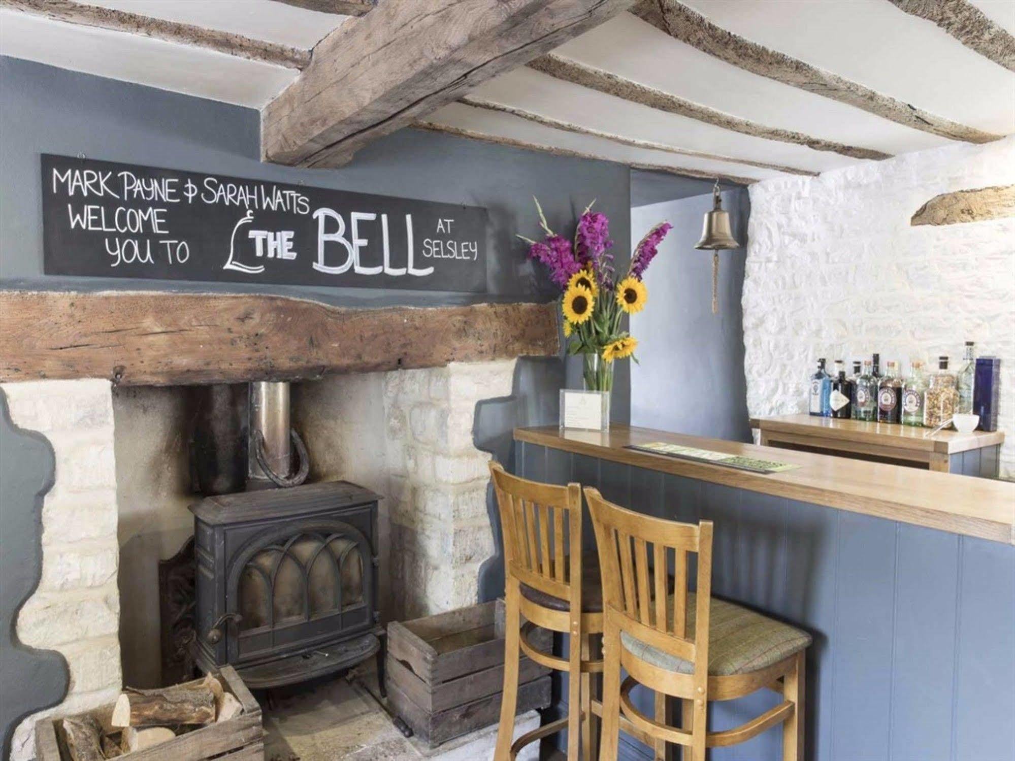 The Bell Inn 스트라우드 외부 사진